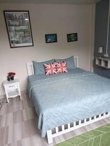 sypialnia z dużym łóżkiem z 2 poduszkami w obiekcie Mountain View Guest House w mieście Phatthalung