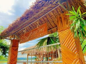 a building with a sign for a resort at Hường Lake View Homestay in Yên Bình