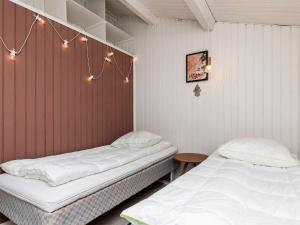 2 Betten in einem Zimmer mit Wandbeleuchtung in der Unterkunft Holiday home Karrebæksminde XXXIX in Karrebæksminde