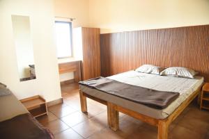 Postel nebo postele na pokoji v ubytování GUBBI GOODU INN HOMESTAY