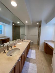 a bathroom with two sinks and a large mirror at Charming Bright Traditional Home in Sherman Oaks in Sherman Oaks