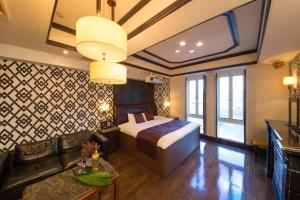 um quarto de hotel com uma cama e um sofá em Canon Himeji Higashi (Adult Only) em Himeji
