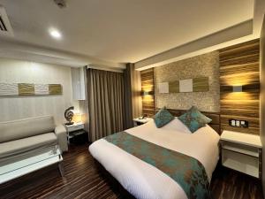 Giường trong phòng chung tại Amand Hotel