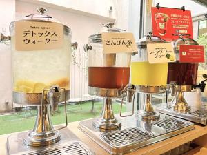 那霸的住宿－Hotel Art Stay Naha Kokusai-Dori，两个咖啡壶坐在柜台上