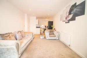 a living room with a couch and two chairs at Cosy 1Bedroom Apartment in Greenwich Cutty Sark in London