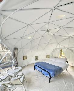 um quarto com uma cama numa tenda em Eco Glamping Treehouses Closest Resort To All Tourist Attractions em Balilihan