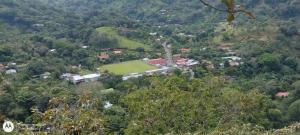 z góry widok na wioskę w lesie w obiekcie Villa Los Colibrí 