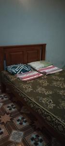 una cama con algunas almohadas encima en Dino Enjoy Property en Trincomalee