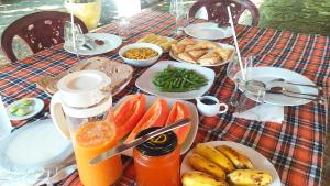 - une table avec des assiettes de nourriture et des fruits dans l'établissement White Villa Goyambokka, à Tangalle