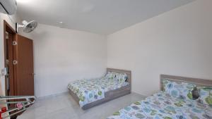 a bedroom with two beds in a room at Apartment Homestay Phan Rang - heri24h (1-6per) in Kinh Dinh