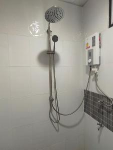 a shower in a bathroom with a shower head at The rich room ห้องพักนครราชสีมาใกล้เซ็นทรัล in Nakhon Ratchasima