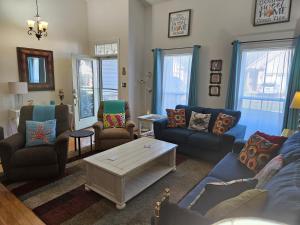 Χώρος καθιστικού στο Spectacular 3BR 2BA Bay Forest Villa near Bethany Beach!