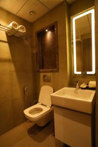bagno con servizi igienici bianchi e lavandino di Luxury Stay with Stunning view at 36th Floor Noida a Noida