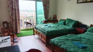 1 Schlafzimmer mit 2 Betten und einem Fenster mit Aussicht in der Unterkunft Studio Apartment KTC KB in Kota Bharu