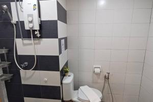 une salle de bain avec douche et toilettes dans l'établissement Grand Suite @ The CEO Penang, à Bayan Lepas 52 autres photos