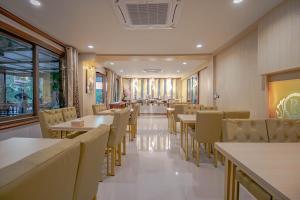 a dining room with tables and chairs in a restaurant at Ratana Boutique Resort - Mae Phim in Ban Ang