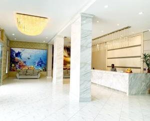 a lobby of a hotel with a man standing at a counter at Sok Eng Hotel ( សណ្ឋាគារ សុខ អេង ) in Sihanoukville