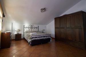 - une chambre avec un lit et une armoire en bois dans l'établissement ZALUAY - Casa Rural, à Isla Cristina