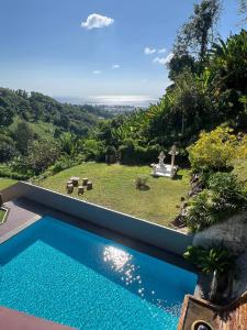 uma piscina numa villa com vista em Blue Sky Villa em Praia de Karon