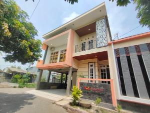 een huis in het midden van een straat bij Java Mulia Homestay 