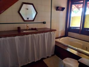 y baño con lavabo y bañera. en CASA em UBATUBA, en Ubatuba