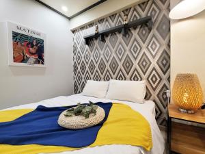 1 dormitorio con 1 cama con sombrero en Residence YeoYu Uijeongbu Station en Uijeongbu
