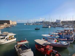 Un grupo de barcos están atracados en un puerto en Ellen 737, en Heraclión