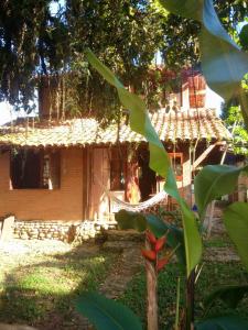 una casa con un árbol delante de ella en CASA em UBATUBA, en Ubatuba
