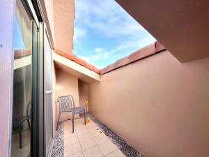 un balcone con sedia su un edificio di NuNc a Kenting