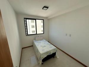 Pokój z łóżkiem i oknem w obiekcie Apartamento Para Temporada w mieście Ilhéus