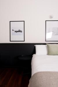 1 dormitorio con 2 cuadros y 1 cama en BREAKY HOTEL west coast, en Urazoe