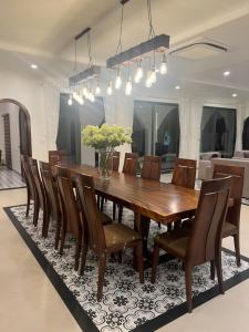 une salle à manger avec une table et des chaises en bois dans l'établissement Morocco Villa Mui Ne, à Phan Thiết