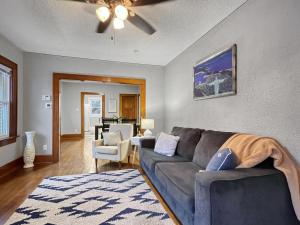 - un salon avec un canapé et une table dans l'établissement Roomy 4br By Drake Sleeps 13 Huge Yard, à Des Moines