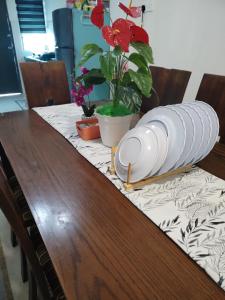 una mesa de madera con un plato encima en Lekir baiduri homestay en Sitiawan