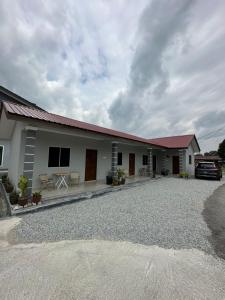 Kampong Pantai Ayer HitamD’solok chalet的一栋建筑前停着一辆车