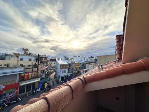 Vista generica su Kenting o vista sulla città dall'interno della stanza in casa privata