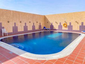 une grande piscine au milieu d'un bâtiment dans l'établissement Studio at Spring Oasis Dubai Silicon Oasis By ANW Vacation Homes, à Dubaï