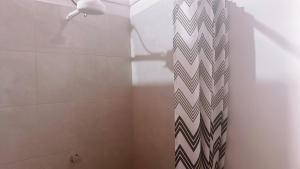 een douche met een zwart-wit douchegordijn bij Aloja-T en Apartaloft amoblado en Jericó in Jericó +8 foto's