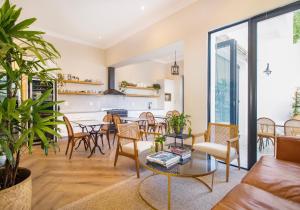 uma sala de estar com mesa e cadeiras em One Kensington Boutique Hotel em Cidade do Cabo