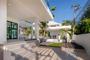 Taman di luar Stunning villa with pool and tropical garden