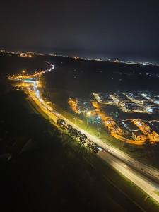 una vista aérea de una ciudad por la noche en Alchemy Guesthouse D'summit Residence with Netflix, en Johor Bahru