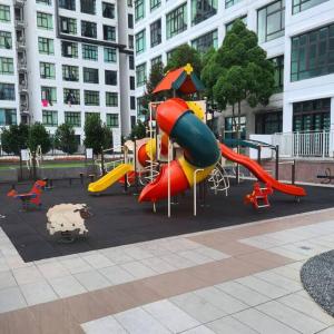 un parque infantil con tobogán en Alchemy Guesthouse D'summit Residence with Netflix, en Johor Bahru