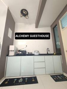 una cocina con signo de cuestionario de accesibilidad en la pared en Alchemy Guesthouse D'summit Residence with Netflix, en Johor Bahru