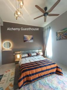 1 dormitorio con 1 cama y ventilador de techo en Alchemy Guesthouse D'summit Residence with Netflix, en Johor Bahru
