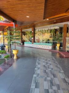 una habitación con una pista de baile con plantas. en Hotel Aaradhya International Jagdalpur, en Jagdalpur