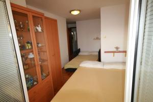 Habitación pequeña con 2 camas y armario. en Apartment Ana, en Crikvenica