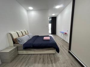 En eller flere senge i et værelse på The Podium Kuching@Amy*Home