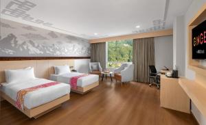 een hotelkamer met 2 bedden en een televisie bij Ginger Gangtok in Gangtok