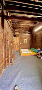 Cette chambre comprend un lit dans une cabane en bois. dans l'établissement Mando Homestay, à Bắc Yên