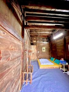 a room with a bunk bed in a wooden cabin at Mando Homestay in Bắc Yên